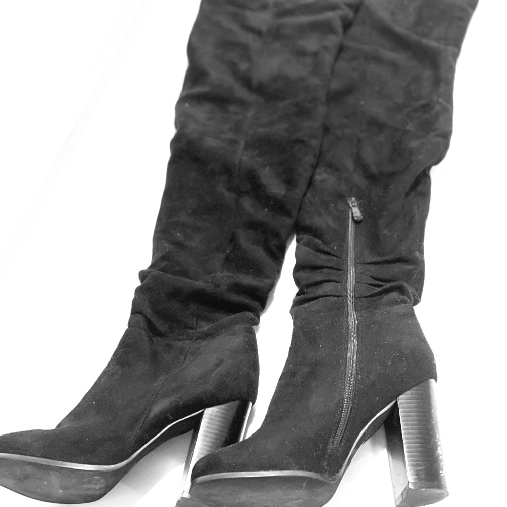 Black. suede. thigh high boots. Side zipper. US 9
